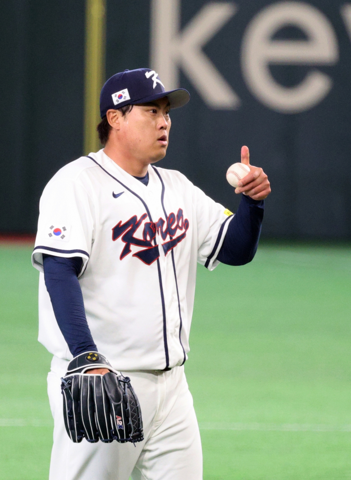 한국 선발투수 류현진이 8일 도쿄돔에서 열린 2026 WBC 도쿄POOL 대한민국과 대만 경기 2회초 수비에서 2사 1,2루 위기를 맞자 김광삼 투수코치가 마운드에 오르고 있다. 2026.03.08. /사진=강영조 선임기자