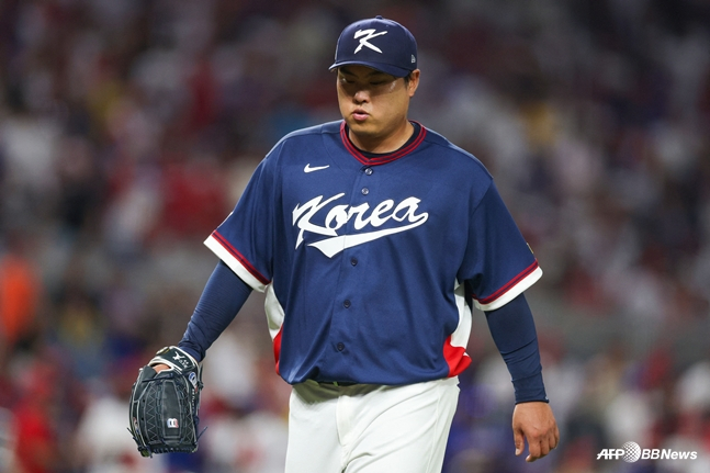 아쉬워하며 마운드에서 내려가는 류현진. /AFPBBNews=뉴스1