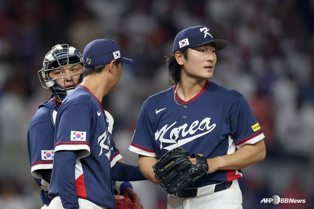 두 차례 밀어내기 볼넷 이후 교체되는 곽빈. /AFPBBNews=뉴스1