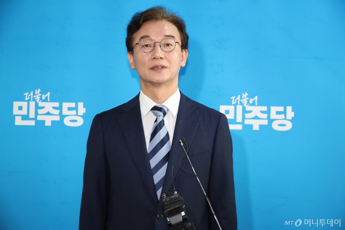 [서울=뉴시스] 조성봉 기자 = 전재수 더불어민주당 의원이 12일 오전 서울 여의도 국회에서 정청래 대표와 면담을 마치고 취재진의 질문에 답변하고 있다.2026.03.12. suncho21@newsis.com /사진=조성봉