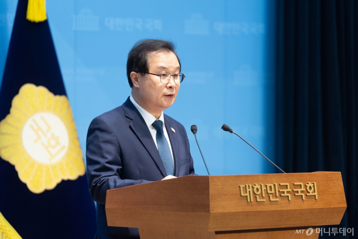 (서울=뉴스1) 이승배 기자 = 이건태 더불어민주당 의원이 8일 서울 여의도 국회 소통관에서 김성태 쌍방울 전 회장 검사실 접견 특혜 의혹 관련 기자회견을 하고 있다. 2026.3.8/뉴스1 Copyright © 뉴스1. All rights reserved. 무단 전재 및 재배포, AI학습 이용 금지. /사진=(서울=뉴스1) 이승배 기자