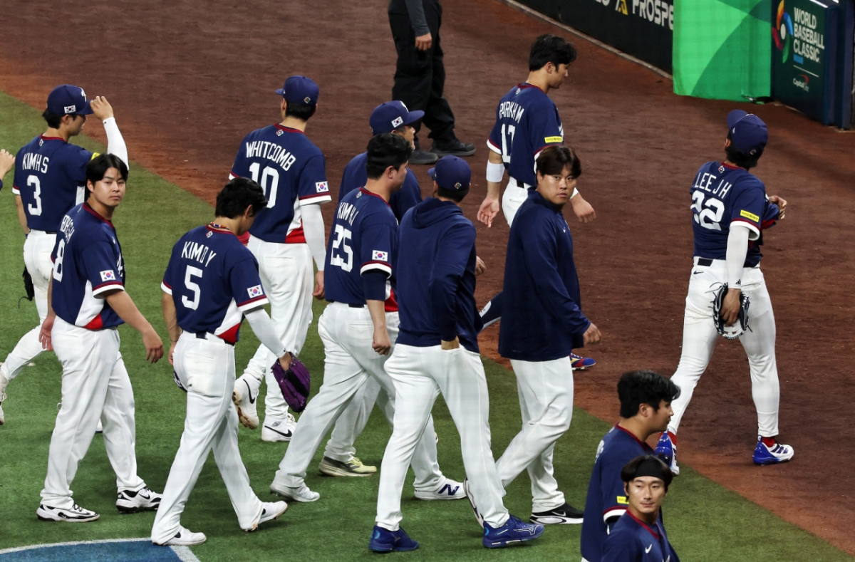 13일 오후(현지 시간) 미국 플로리다주 마이애미 론디포파크에서 열린 2026 월드베이스볼클래식(WBC) 8강전 대한민국과 도미니카공화국의 경기 7회말 7회 0-10 콜드게임패를 당한 대한민국이 더그아웃으로 향하고 있다. /사진=뉴스1