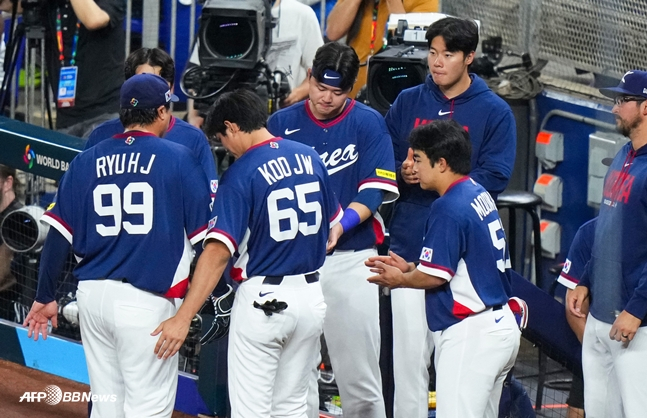 류현진(왼쪽)이 교체된 뒤 위로를 받고 있는 모습. /AFPBBNews=뉴스1