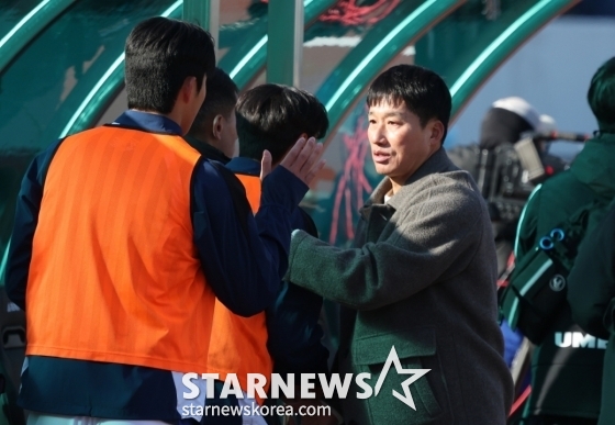 경기 후 선수들을 격려하는 이정효 감독. /사진=김진경 대기자