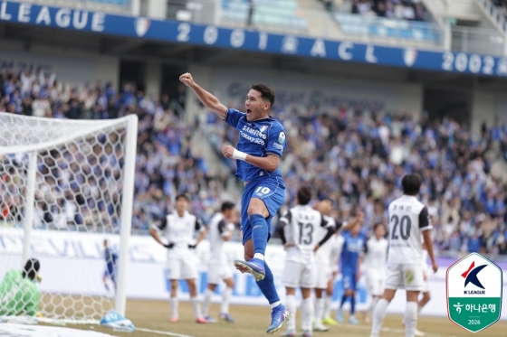헤이스가 14일 오후 2시 수원월드컵경기장에서 열린 하나은행 K리그2 2026 3라운드에서 추가골을 넣고 세리머니하고 있다. /사진=한국프로축구연맹 제공