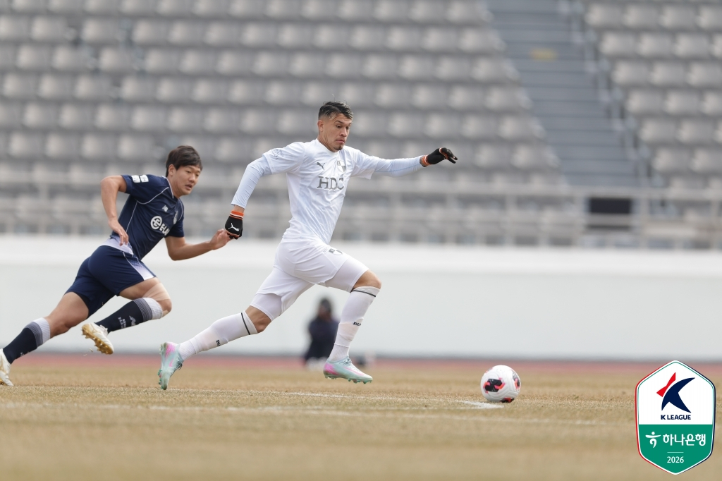 쇄도하는 크리스찬(가운데). /사진=한국프로축구연맹 제공