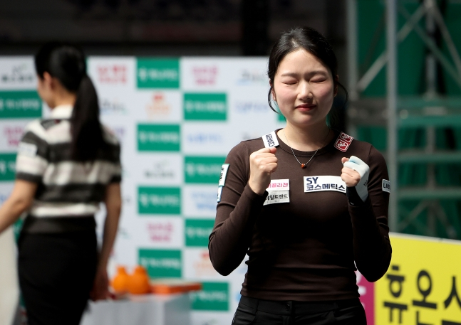 한지은이 14일 이우경과 준결승에서 승리를 거두고 기뻐하고 있다. /사진=PBA 투어 제공