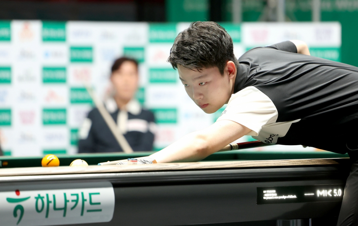 프로당구 2025~2026시즌 왕중왕전 '하나카드 하나캐피탈 제주특별자치도 PBA-LPBA 월드챔피언십' PBA 준결승에서 스트로크를 준비하는 김영원. /사진=PBA 투어 제공
