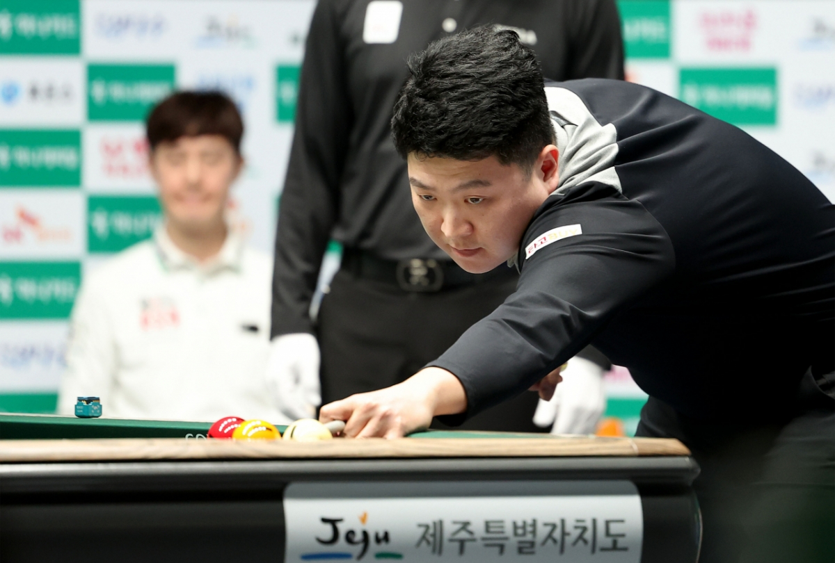 조건휘가 프로당구 2025~2026시즌 왕중왕전 '하나카드 하나캐피탈 제주특별자치도 PBA-LPBA 월드챔피언십' PBA 준결승에서 스트로크를 하고 있다.  /사진=PBA 투어 제공