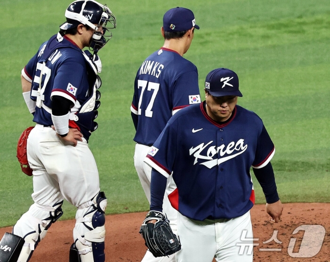 류현진(오른쪽)이 2회 연속 안타로 실점한 뒤 마운드에서 내려오고 있다. /사진=뉴스1