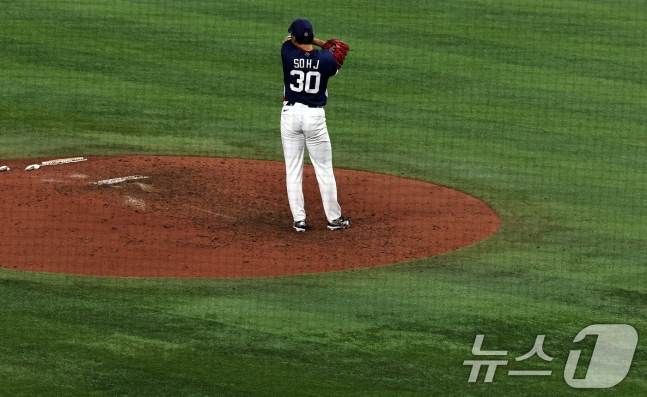 소형준이 7회말 콜드게임 패배를 결정짓는 끝내기 스리런 홈런을 맞고 아쉬워하고 있다. /사진=뉴스1