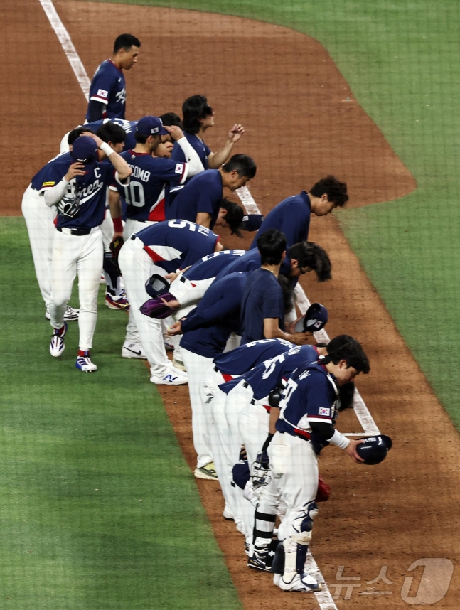 대표팀 선수들이 콜드게임 패배 후 관중들에게 고개를 숙여 인사를 하고 있다. /사진=뉴스1