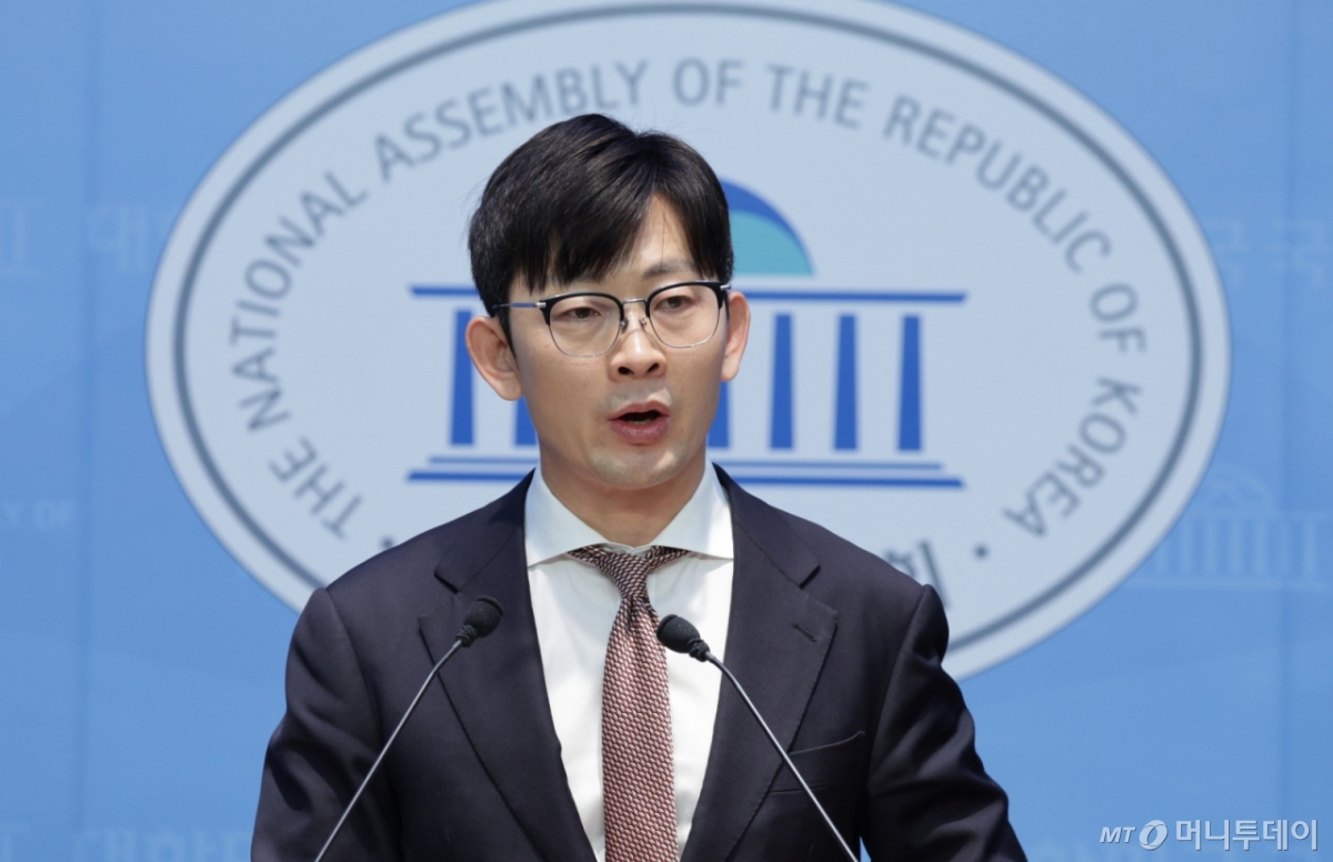 (서울=뉴스1) 신웅수 기자 = 과학기술정보방송통신위원회 소속 박충권 국민의힘 의원이 22일 서울 여의도 국회 소통관에서 더불어민주당의 쿠팡 연석 청문회 추진 관련 기자회견을 하고 있다. 민주당은 오는 30~31일 쿠팡 사태와 관련해 관련 상임위 연석 청문회를 추진한다. 2025.12.22/뉴스1 Copyright © 뉴스1. All rights reserved. 무단 전재 및 재배포, AI학습 이용 금지. /사진=(서울=뉴스1) 신웅수 기자