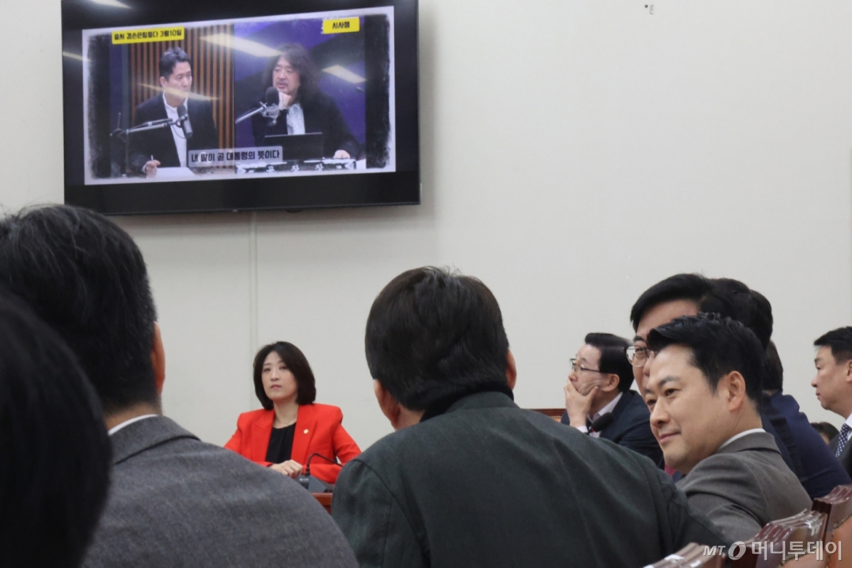 (서울=뉴스1) 신웅수 기자 = 장동혁 국민의힘 대표가 12일 서울 여의도 국회에서 열린 최고위원회의에서 유튜버 김어준씨의 방송을 바라보고 있다. 2026.3.12/뉴스1 Copyright © 뉴스1. All rights reserved. 무단 전재 및 재배포, AI학습 이용 금지. /사진=(서울=뉴스1) 신웅수 기자