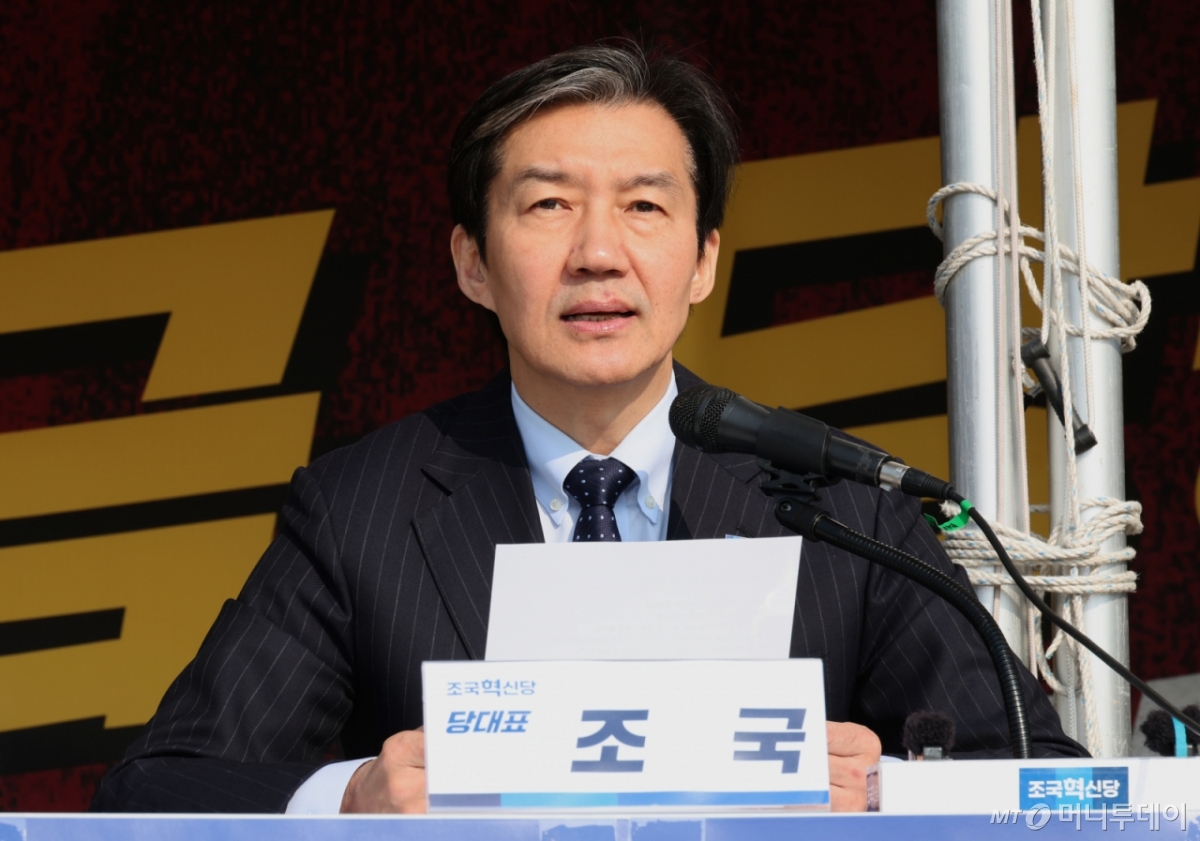 [서울=뉴시스] 김금보 기자 = 조국 조국혁신당 대표가 12일 오전 서울 여의도 국회 본청 앞에 진보4당이 마련한 정치개혁 촉구 농성장에서 열린 최고위원회 회의에서 발언을 하고 있다. 2026.03.12. kgb@newsis.com /사진=김금보