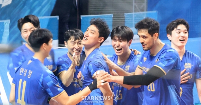 우리카드 선수단이 승리 후 기뻐하고 있다. /사진=강영조 선임기자