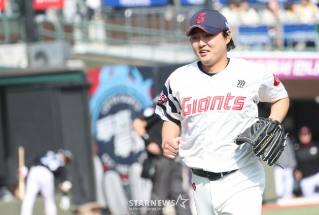 2026 신한 SOL Bank KBO리그 시범경기 롯데 자이언츠 대 LG 트윈스 경기가 14일 부산 사직야구장에서 열렸다.  롯데 정철원이 7회초 실점 위기를 넘긴 후 더그아웃으로 향하고 있다. /사진=김진경 대기자