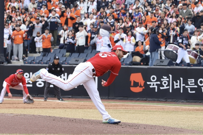 화이트가 한화와 시범경기에서 역투를 펼치고 있다. /사진=SSG 랜더스 제공