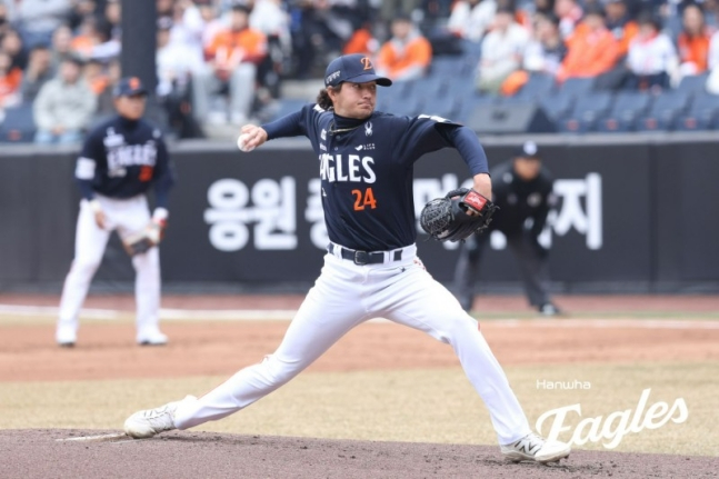 한화 이글스 오웬 화이트가 SSG 랜더스와 시범경기에 선발 등판해 투구를 펼치고 있다. /사진=한화 이글스 제공