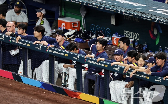 아쉬워하며 경기를 지켜보고 있는 한국 선수단. /사진=뉴스1
