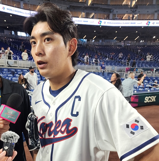 14일 도미니카 공화국전을 앞두고 해외 매체와 인터뷰를 하고 있는 이정후. /사진=박수진 기자