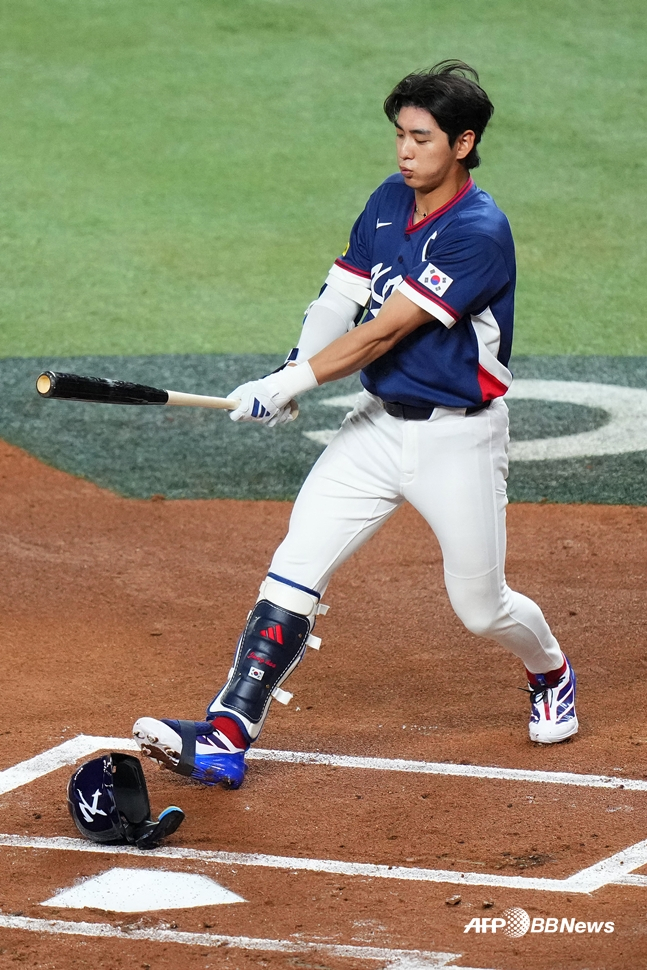 헛스윙하며 헬멧이 벗겨진 이정후. /AFPBBNews=뉴스1