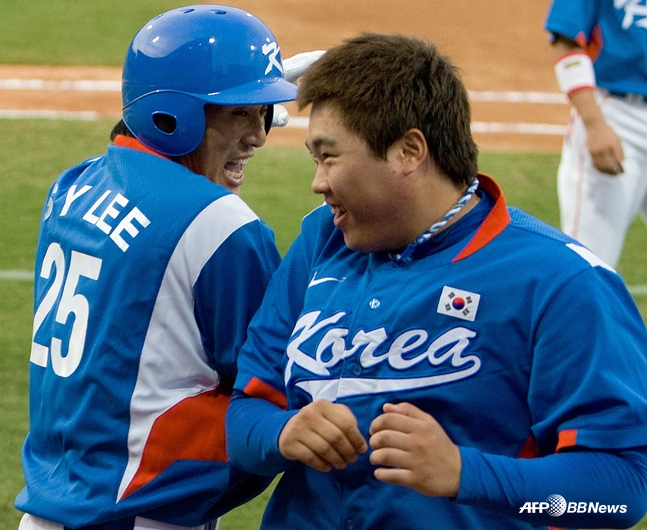 2008 베이징 올림픽 당시 이승엽(왼쪽)과 류현진. /AFPBBNews=뉴스1