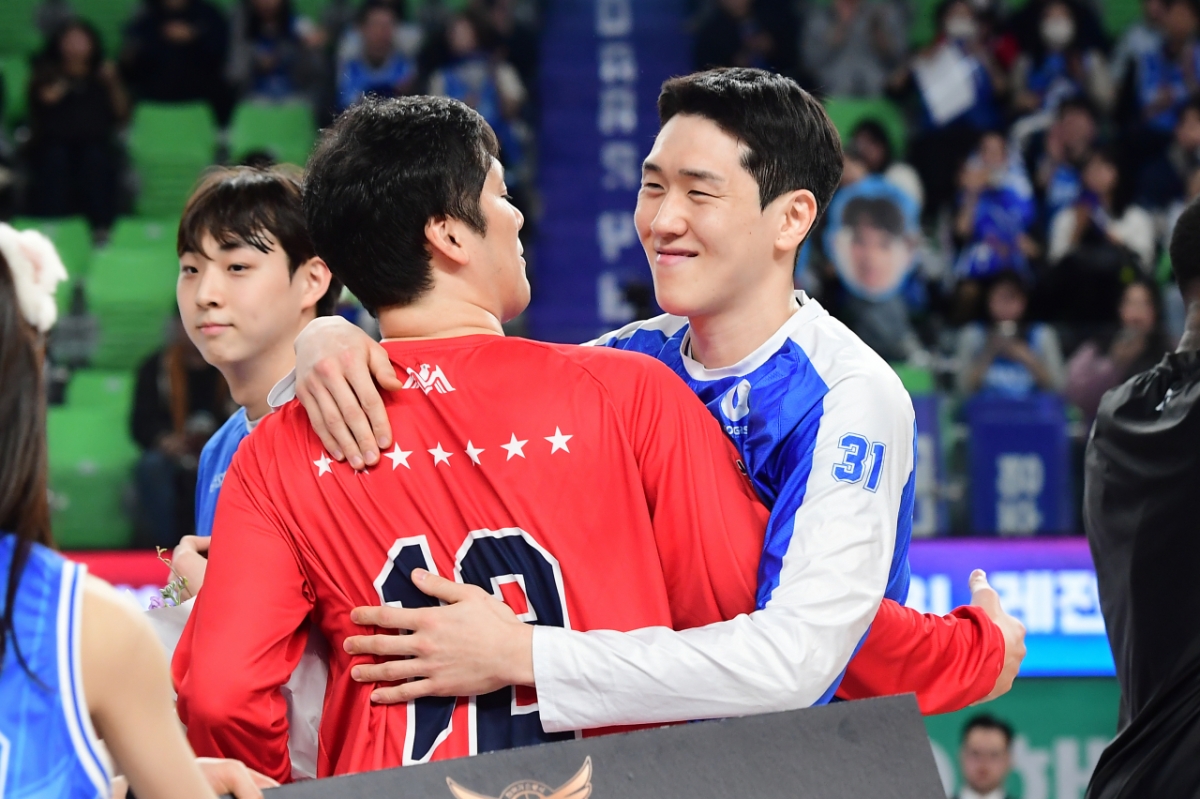 은퇴투어 중인 함지훈(왼쪽)을 끌어안는 김준일. /사진=KBL 제공