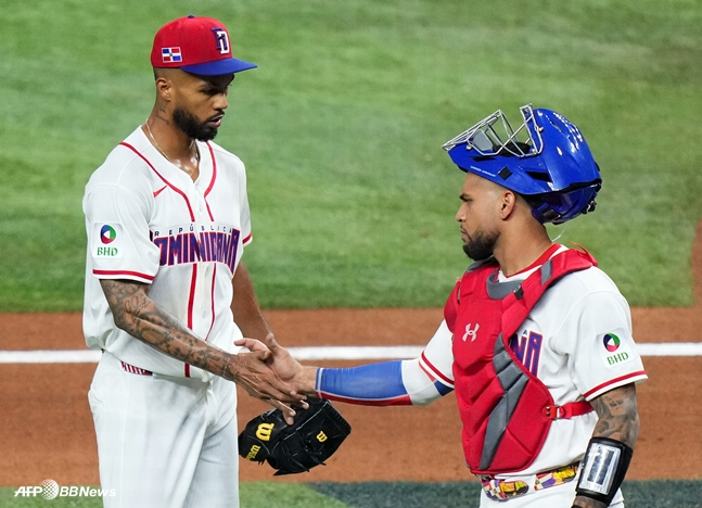 산체스(왼쪽)가 14일 경기에서 2회를 마친 뒤 포수 어구스틴 라미레즈와 악수를 하고 있다. /AFPBBNews=뉴스1