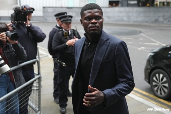 토마스 파티가 영국 런던의 토트넘 홋스퍼 스타디움에서 열린 2025~2026시즌 유럽축구연맹(UEFA) 챔피언스리그(UCL) 리그 페이즈 1라운드 경기가 끝난 뒤 런던 사우스워크 대법원에 모습을 드러냈다. /AFPBBNews=뉴스1