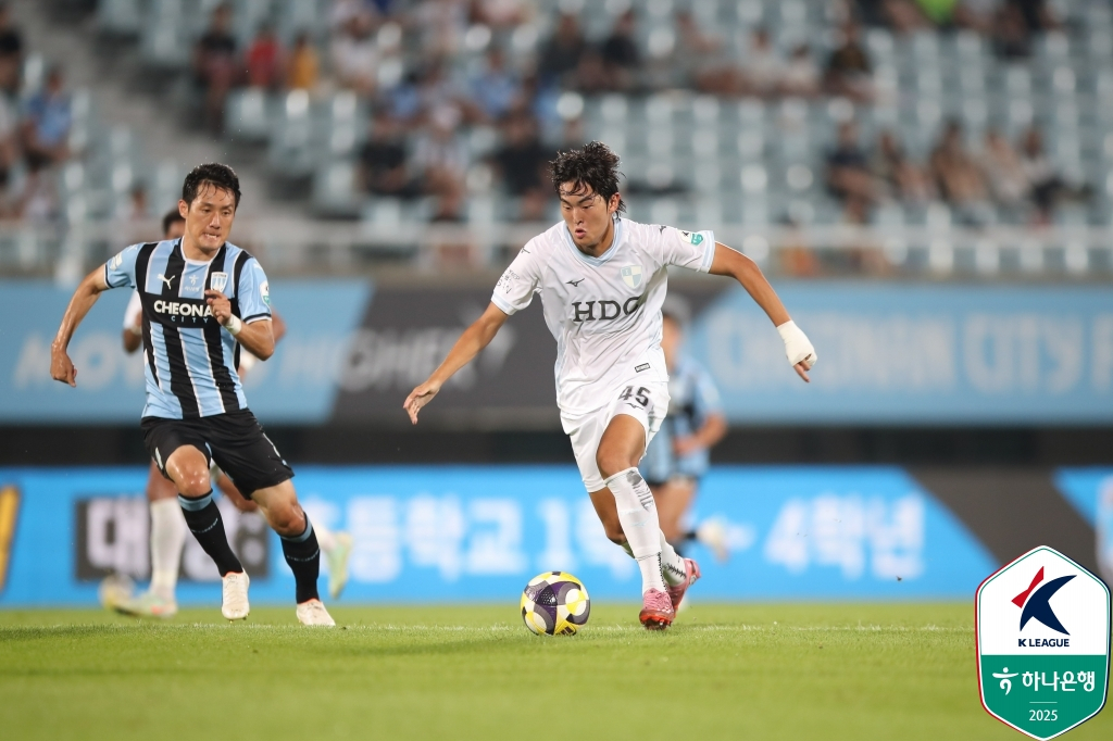 드리블 돌파하는 백가온(가운데). /사진=한국프로축구연맹 제공