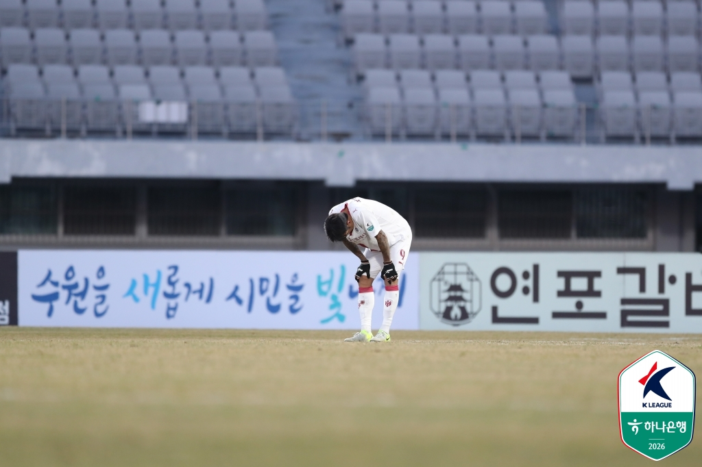 용인FC 공격수 석현준이 경기 종료 후 무릎에 손을 짚고 있다. /사진=한국프로축구연맹 제공