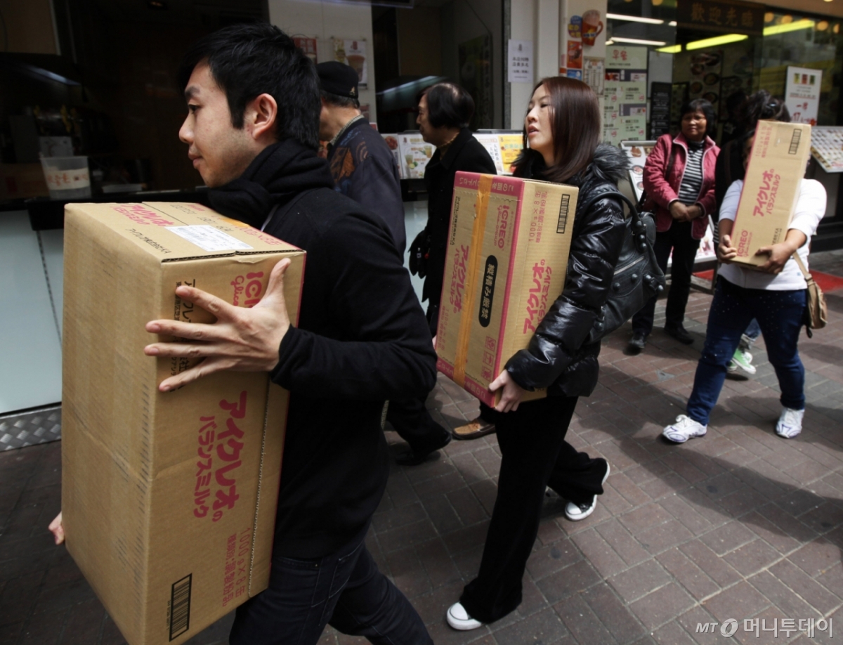2011년 동일본 대지진 당시 생필품 부족을 우려해 분유 사재기에 나선 시민들./사진=뉴시스