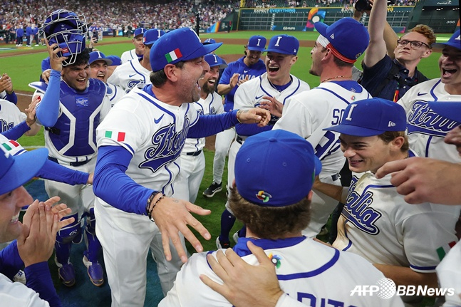 이탈리아 야구 대표팀이 15일 미국 텍사스주 휴스턴 다이킨파크에서 열린 2026 WBC 푸에르토리코와 8강전에서 승리를 거두고 함께 기뻐하고 있다. /AFPBBNews=뉴스1