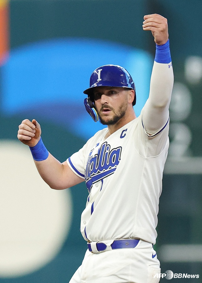 안타를 날리고 기뻐하는 비니 파스콴티노. /AFPBBNews=뉴스1