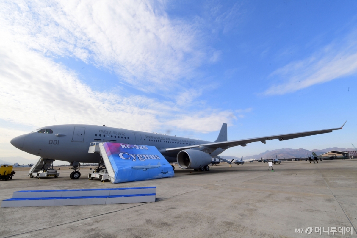 30일 공군 김해기지에서 열린 KC-330 공중급유기 전력화 행사에서 공중급유기 명명식에서 KC-300 시그너스(Cygnus)라고 적힌 현수막이 펼쳐지고 있다.  2019. 1. 30 사진공동취재단- 서울신문 정연호 