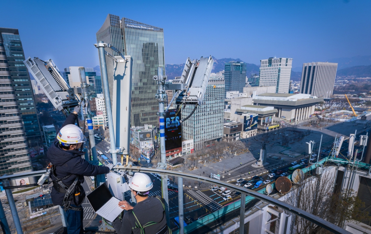 SK텔레콤은 오는 21일 서울 광화문 일대에서 열리는 대형 K-pop 공연에 대비해 AI 기반 네트워크 운영 시스템을 도입한 특별 통신 대책을 마련했다고 15일 밝혔다. 사진은 서울 광화문 주변의 통신 장비를 점검 중인 SKT 직원들의 모습/사진제공=SK텔레콤