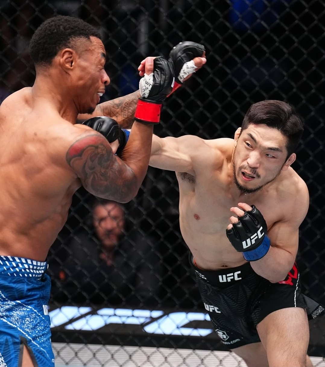 유수영(오른쪽)이 15일(한국시간) 미국 네바다주 라스베이거스 메타 에이펙스에서 열린 'UFC 파이트 나이트: 에멧 vs 바셰호스' 언더카드 밴텀급 경기 중 일라이쟈 스미스에게 오른손 카운터를 날리고 있다. /사진=UFC 코리아 공식 사회관계망서비스(SNS)