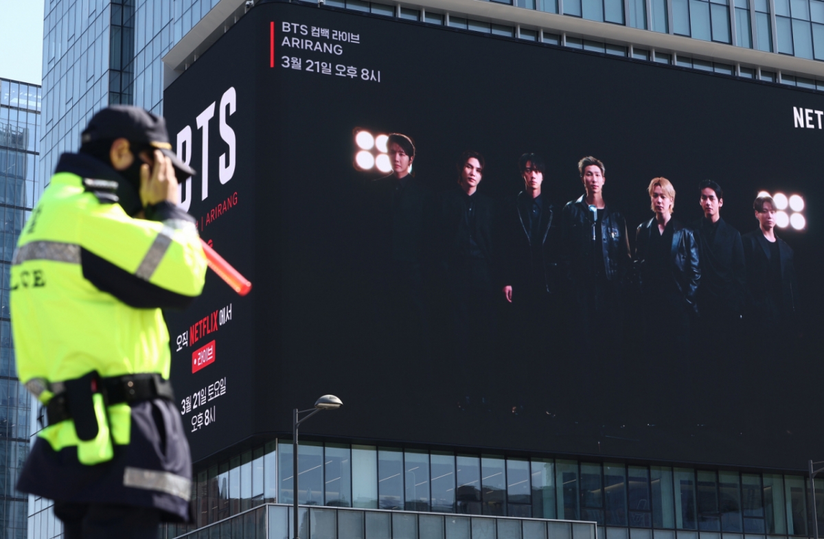 경찰이 오는 21일 열리는 방탄소년단(BTS) 컴백 공연을 앞두고 중동 상황 등 국제 정서 악화에 따른 테러 발생 가능성을 차단하기 위해 경찰특공대 등 가용 경력을 최대 동원한다. 서울경찰청에 따르면 행사장 내로 차량이 돌진할 가능성을 대비해 도로에 경찰 버스와 물통형 바리케이드 등을 설치하고, 행사장 내 위험 물품 반입을 대비해 관람객 출입구 30곳에 문형 금속탐지기를 설치할 예정이다. /사진=뉴스1