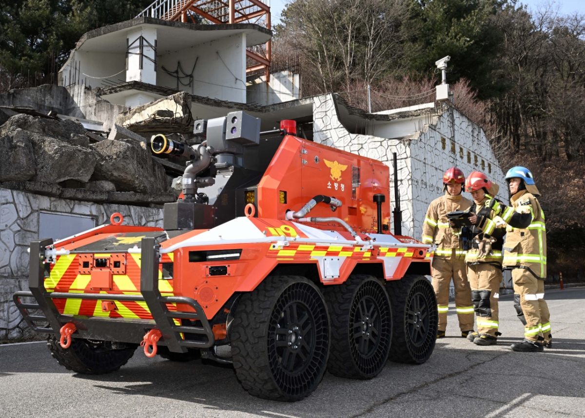(왼쪽부터)무인소방로봇을 운용하고 있는 중앙 119 구조본부 전준영 주임, 황정민 반장, 임팔순 구조대장/사진= 현대자동차그룹 제공