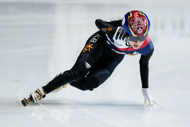 김길리가 15일 캐나다 몬트리올 모리스 리처드 아레나에서 열린 2026 국제빙상경기연맹(ISU) 쇼트트랙 세계선수권 여자부 1000m 결승에서 쾌속 질주를 펼치고 있다. /로이터=뉴스1
