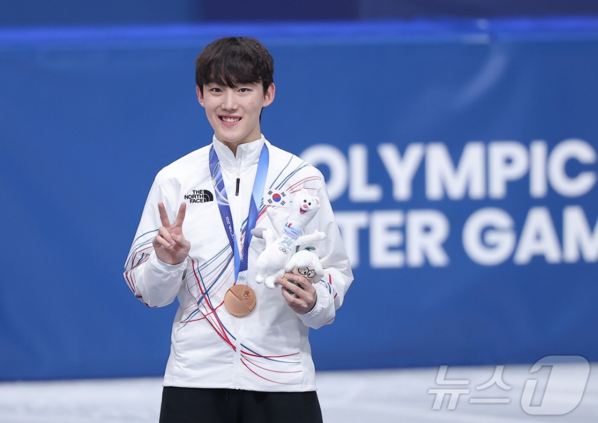 임종언이 이번 올림픽에서 동메달을 목에 걸고 기뻐하고 있다. /사진=뉴스1