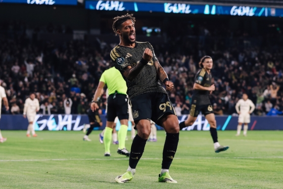 데니스 부앙가가 11일 오후 12시(한국시간) 미국 캘리포니아주 로스앤젤레스의 BMO 스타디움에서 열린 2026 북중미카리브해축구연맹(CONCACAF) 챔피언스컵 16강 1차전 LD 알라후엘렌세(코스타리카)와 경기에서 동점골을 넣고 세리머니하고 있다. /사진=로스앤젤레스FC 공식 사회관계망서비스(SNS)