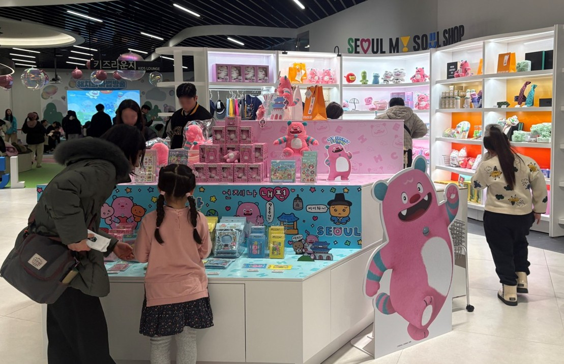 내친구서울 서울갤러리 내 기념품 상점인 '서울마이소율샵'을 방문객들이 둘러보고 있다. /사진제공=서울시