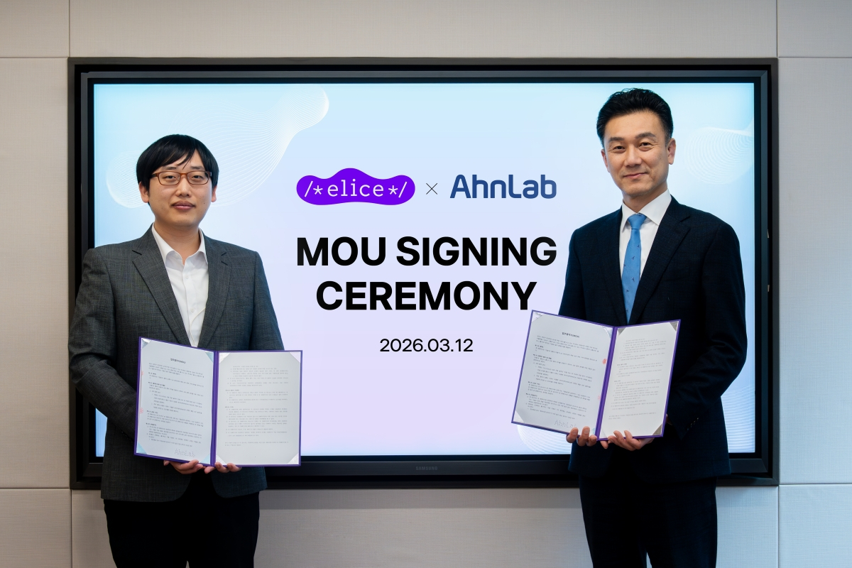 박정국 엘리스그룹 CTO(최고기술책임자, 왼쪽)와 한찬석 안랩 부문장이 업무협약을 맺고 있다. /사진=엘리스그룹 제공