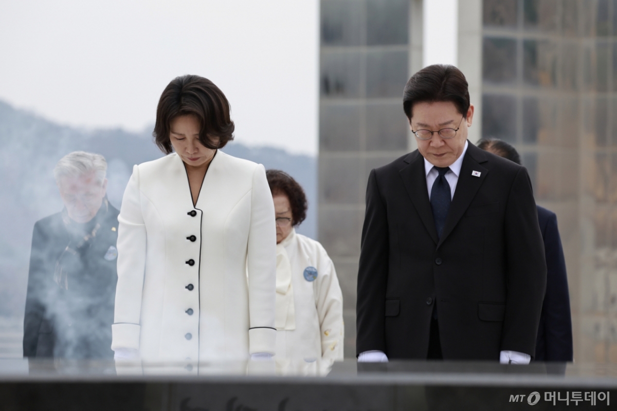 (창원=뉴스1) 이재명 기자 = 이재명 대통령과 김혜경 여사가 15일 경남 창원시 국립 3.15 민주묘지를 참배하고 있다. 2026.3.15/뉴스1 Copyright © 뉴스1. All rights reserved. 무단 전재 및 재배포, AI학습 이용 금지. /사진=(창원=뉴스1) 이재명 기자