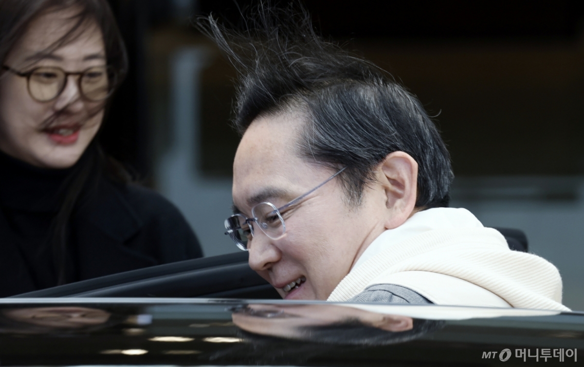 (서울=뉴스1) 박정호 기자 = 해외 일정을 마친 이재용 삼성전자 회장이 13일 오후 서울 강서구 김포비즈니스항공센터를 통해 귀국해 차량에 오르고 있다. 2026.3.13/뉴스1 Copyright © 뉴스1. All rights reserved. 무단 전재 및 재배포, AI학습 이용 금지. /사진=(서울=뉴스1) 박정호 기자