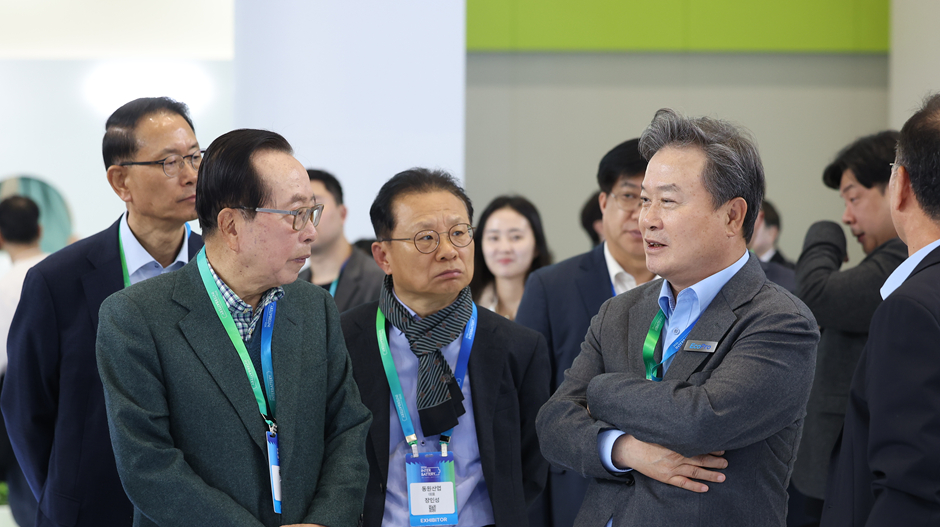 이동채 에코프로 창업주(오른쪽)와 김재철 동원그룹 명예회장이 인터배터리2026 전시에서 대화를 나누고 있다.