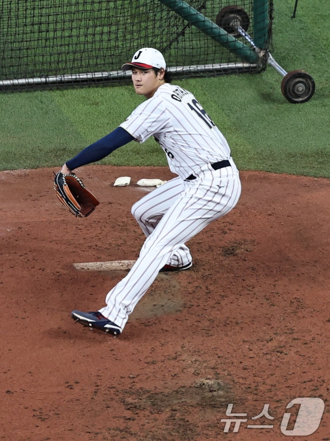 지난 13일 공식 훈련을 통해 투구 훈련을 했던 오타니의 모습. /사진=뉴스1