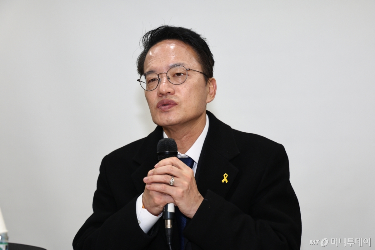 [서울=뉴시스] 김명년 기자 = 서울시장에 출마한 박주민 더불어민주당 의원이 12일 오전 서울 여의도 이룸센터에서 서울장애인부모연대 간담회를 하기 전 인사를 나누고 있다. 2026.03.12. kmn@newsis.com /사진=김명년